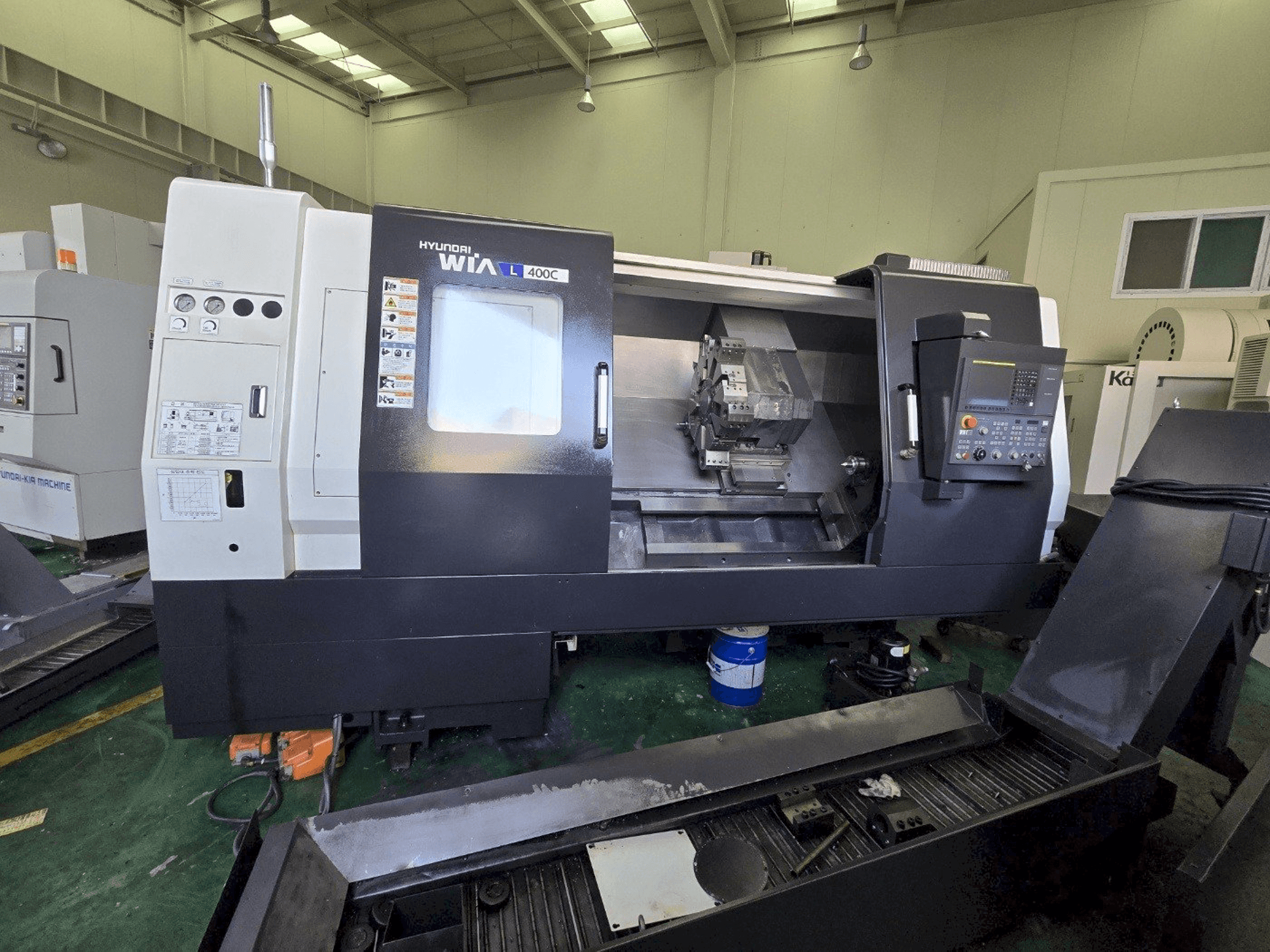 Front view of Hyundai Wia L400C machine