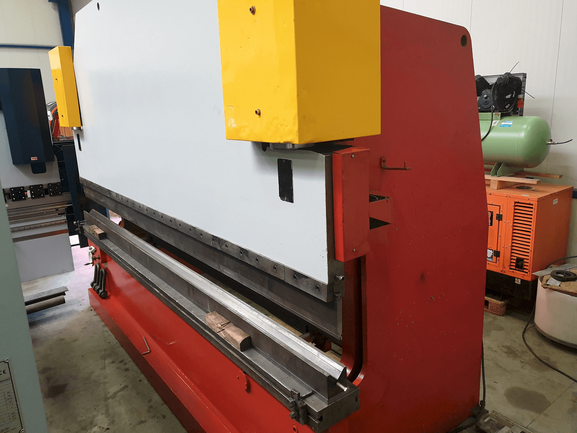 Right view of Darley EHP 200 43/37 Machine